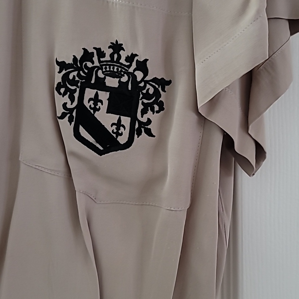 Vintage Ladies Beige Short Sleeve Button-Up Shirt With Crest Like Logo Sz Small - Picture 3 of 6